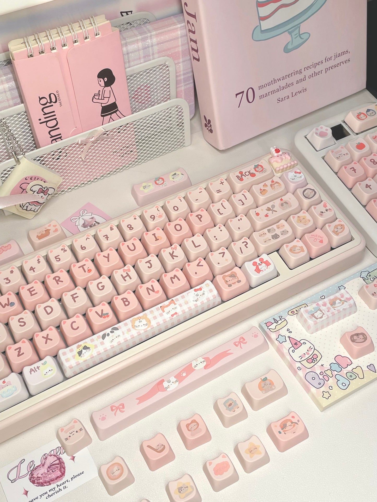 Kawaii mechanical keyboard setup with cute MAO keycaps installed