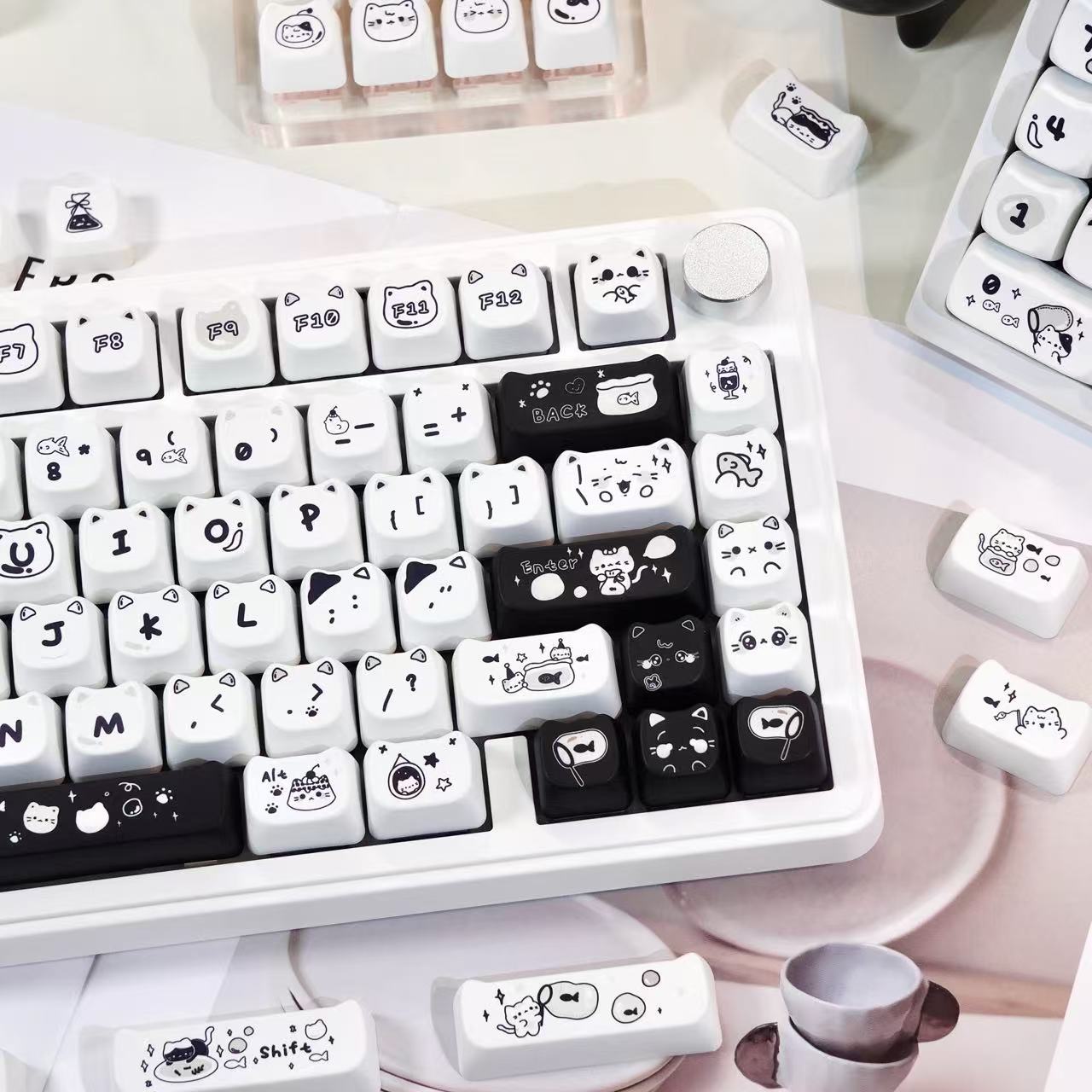 Mechanical keyboard decorated with kawaii cat MAO keycap set