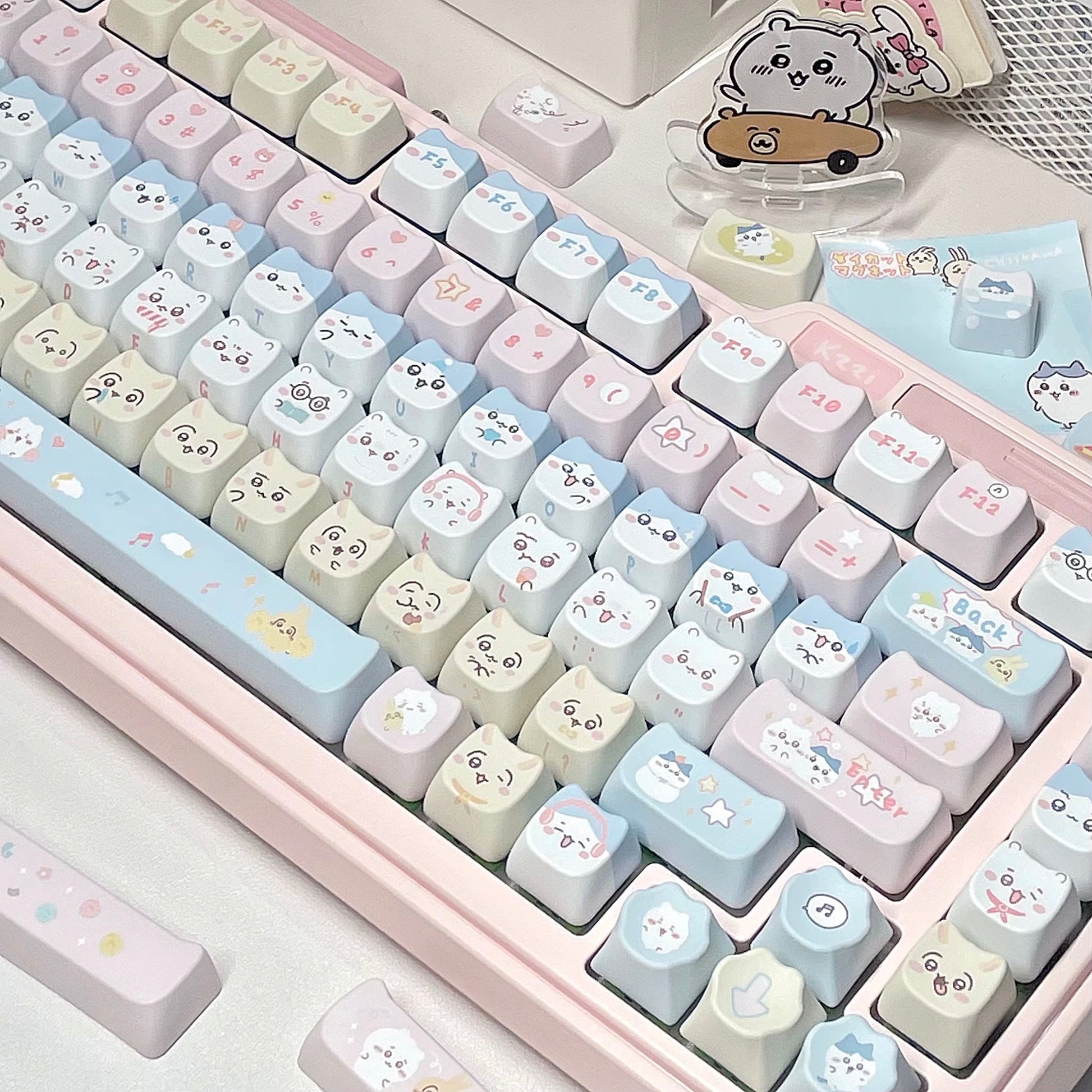 chiikawa Kawaii cat-themed mechanical keyboard keycaps in soft pastel colors